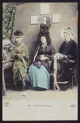 Ansichtkaart met kostuums van de Velay, ca.1900 (gekleurd zwart-wit foto)